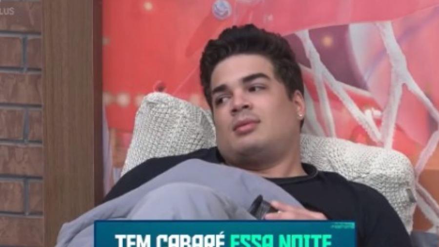 A Fazenda 2022: Lucas conversa amigavelmente com Deborah no quarto da sede antes da festa - Reprodução/Playplus