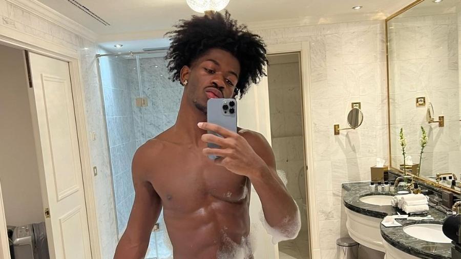 Lil Nas X aparece nu em banheira de hotel e fãs pedem: "Tira as bolhas" - Reprodução/Instagram