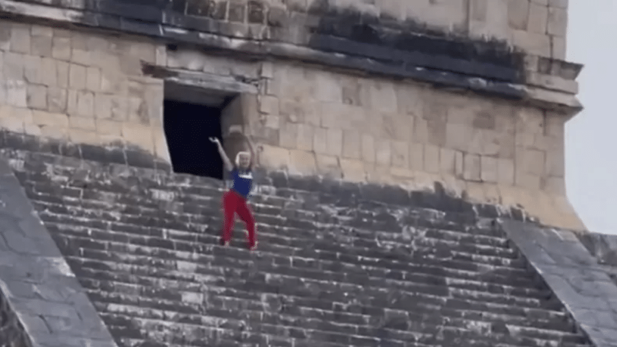 Um turista subiu e dançar no topo da pirâmide mexicana considerada uma das novas "Sete Maravilhas do Mundo" - TikTok.com/@angelalopeze