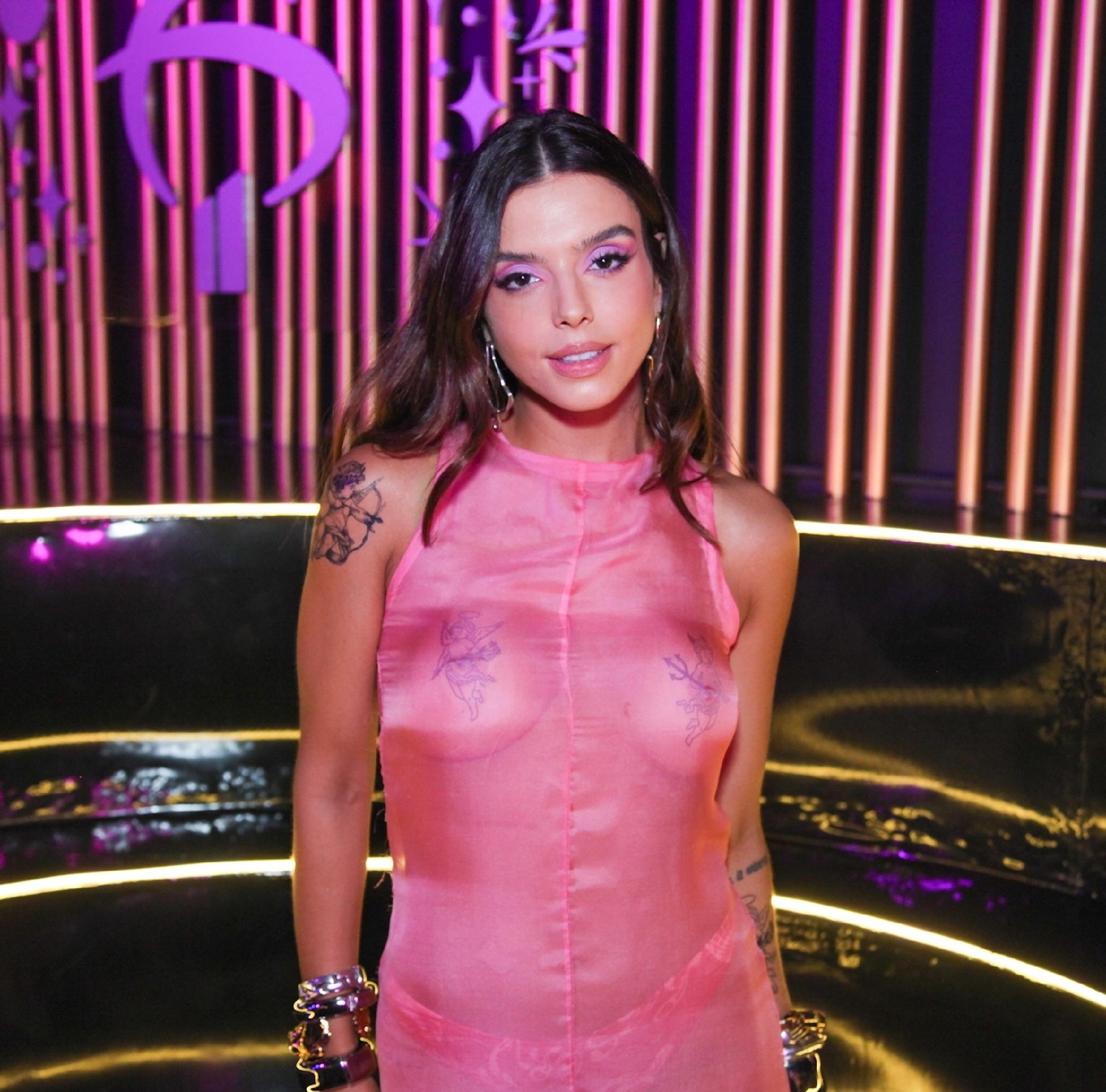 Giovanna Lancellotti usa adesivo nos seios em festa de Carnaval - AgNews