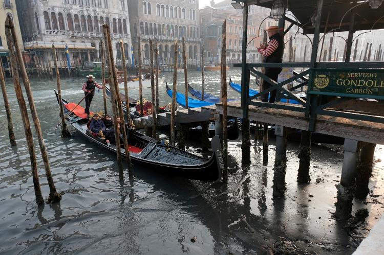 Seca na Itália faz gôndolas encalharem nos canais de Veneza (17 de fevereiro de 2023) - Manuel Silvestri/REUTERS - Manuel Silvestri/REUTERS