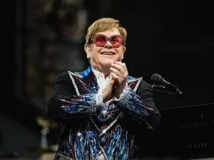 Elton John vence prêmio no 75º Emmy Awards e alcança status de EGOT