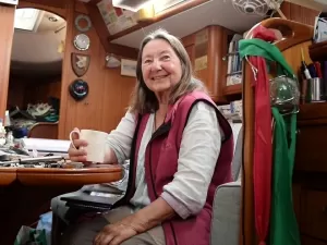 Aos 81 anos, ela está dando a volta ao mundo sozinha com um barco