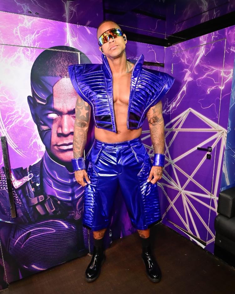 Um look azul exibindo o tanquinho foi a escolha de Léo Santana para a sexta-feira (9) de Carnaval, em Salvador