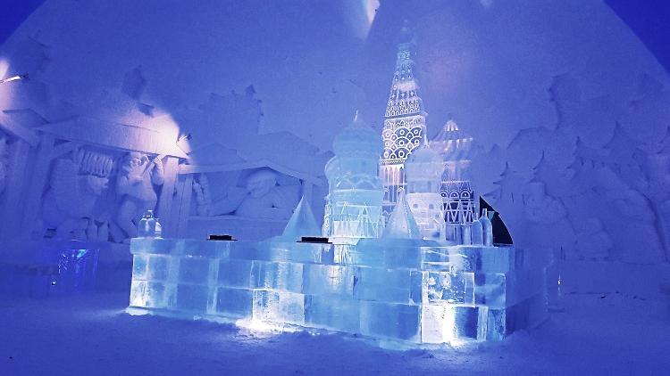 Uma versão do Kremlin russo em gelo dentro do hotel de neve