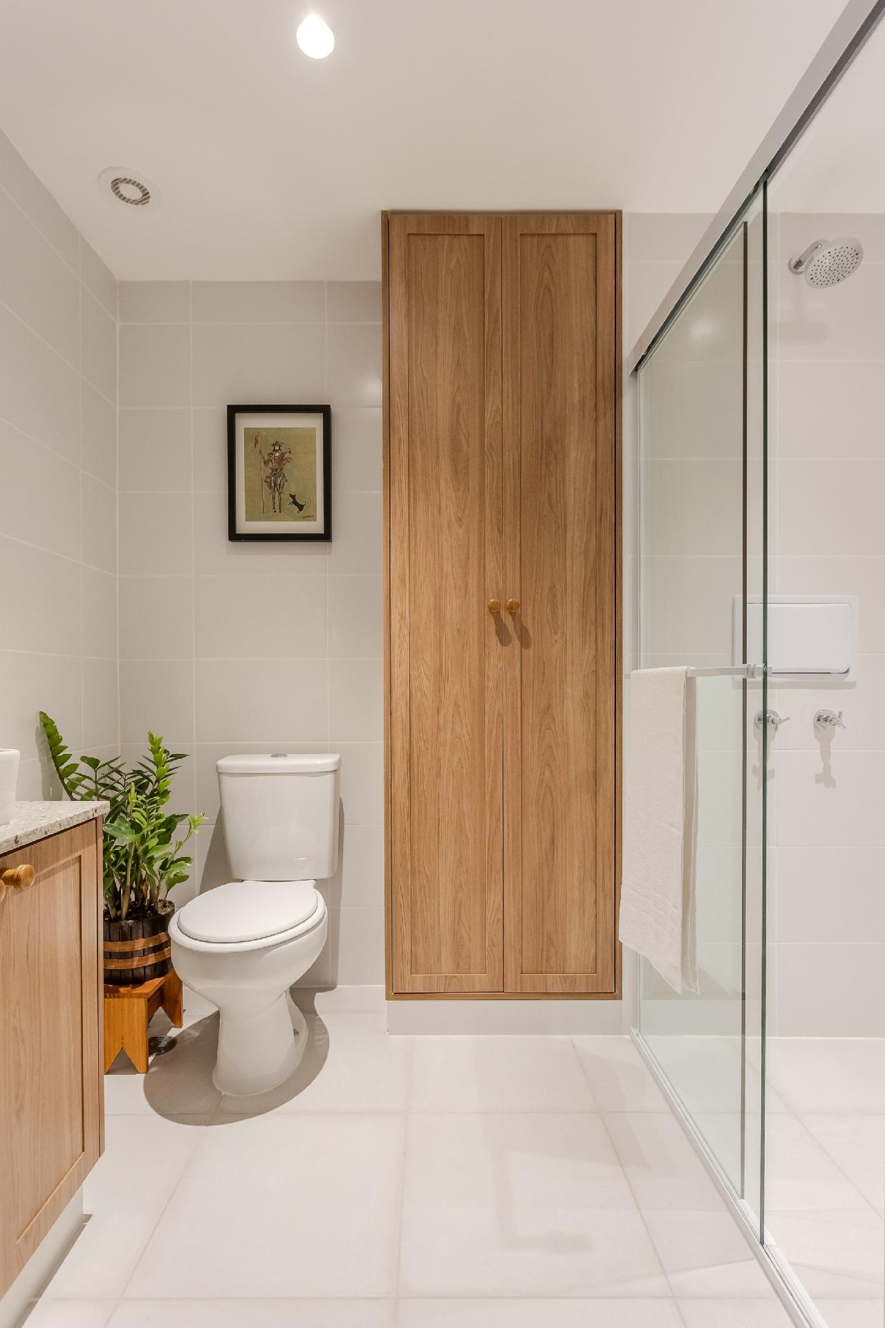 O banheiro recebeu armários planejados que organizam itens de rouparia e de limpeza. O móvel afastado do piso favorece a limpeza. - Thiago e Dam Mol/Divulgação