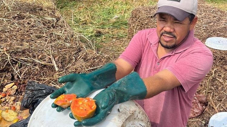 Colaborador da Realixo faz análise de desperdício de alimentos jogados fora