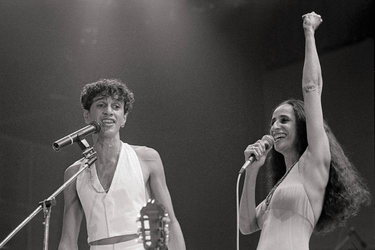 Caetano Veloso e Maria Bethânia cantam nas festas de San Isidro, em 1985, em Madri, Espanha