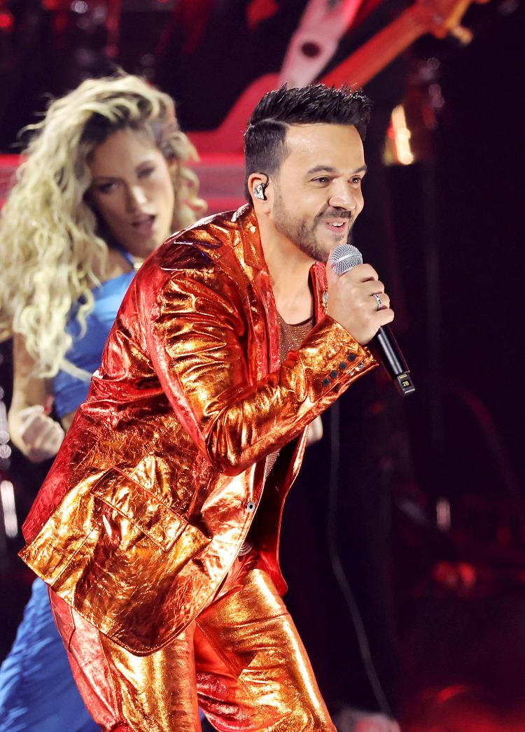 Luis Fonsi durante apresentação na noite de quinta (14), no Grammy Latino, em Miami