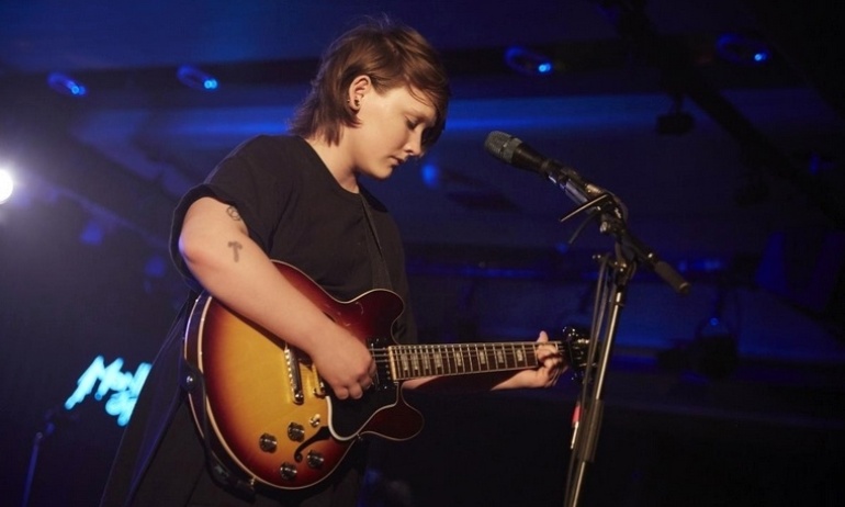 3.jul.2015 - Com voz frágil, a cantora britânica Soak, de apenas 18 anos, foi um dos destaques do Montreux Jazz Festival - Daniel Balmat/Divulgação