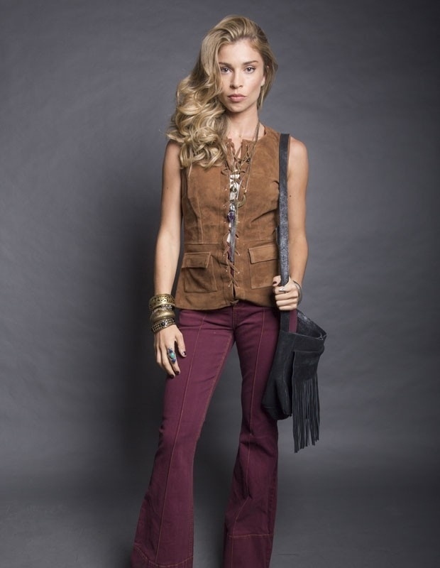 A moda dos anos 70 inspiram o visual de Larissa (Grazi Massafera). Peças com franjas, couro e calças boca de sino estão entre as mais usadas pela personagem. Para copiar seu estilo sem deixar muito caricato, use uma referência por vez em cada look - Divulgação/TV Globo