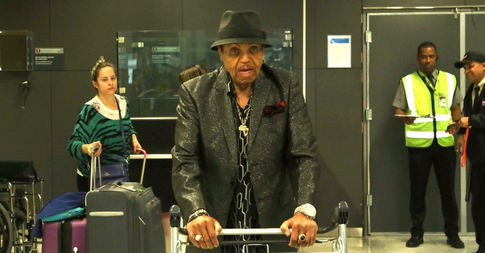 22.jul.2015 - O empresário Joe Jackson, pai do cantor Michel Jackson, desembarcou na manhã desta quarta-feira no aeroporto internacional de Guarulhos, em São Paulo. Ele vai passar seu aniversário de 87 anos no Brasil