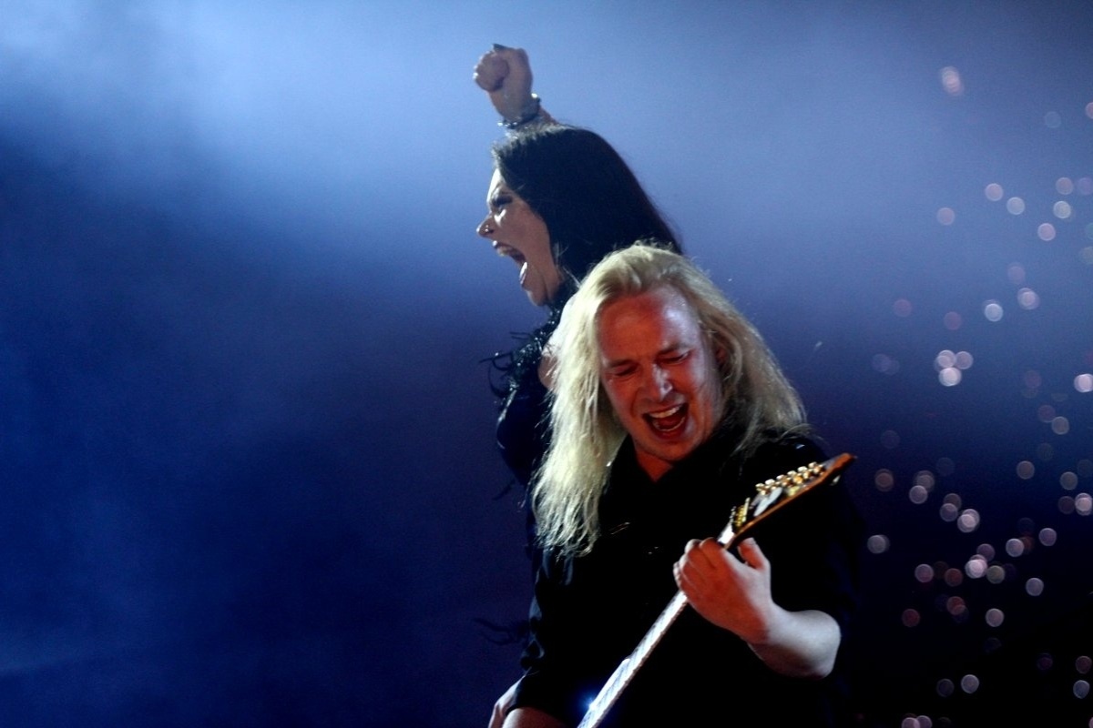 25.set.2015 - Mesmo com menor público, os finlandeses do Nightwish arrancam gritos e pulos dos fãs no palco Sunset, durante o quinto dia de shows do Rock in Rio 2015. - Marcos Ferreira/Photo Rio News