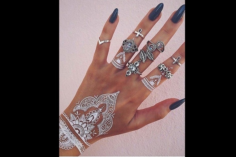 Tatuagem branca - Reprodução/Instagram @taniaslifeblog