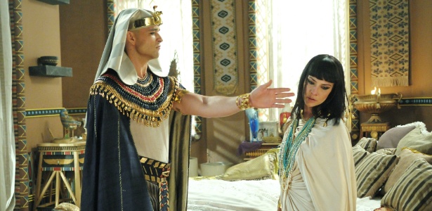 Ramsés (Sérgio Marone) dá um tapa em Nefertari (Camila Rodrigues) em cena de "Os Dez Mandamentos" - Munir Chatack/TV Record