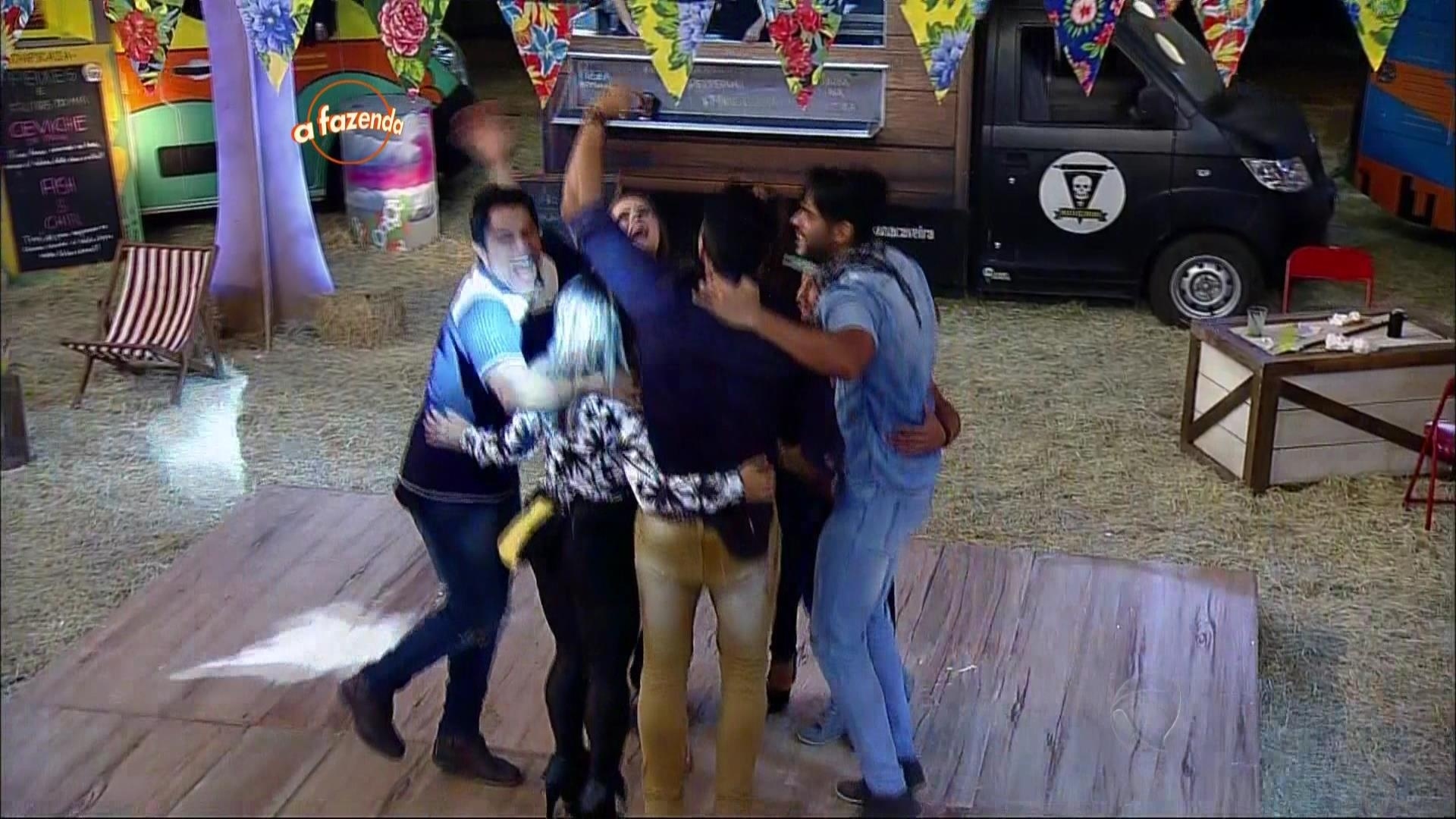 13.nov.2015 - Por algus minutos, os peões esqueceram a rivalidade e festejaram juntos - Reprodução/Record