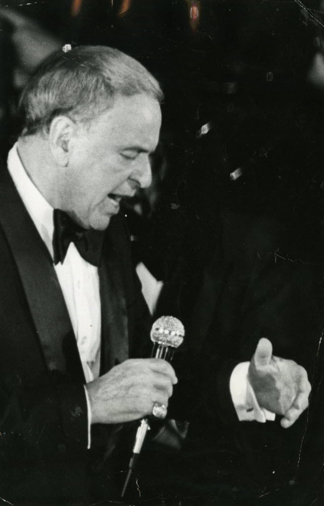 26.jan.1980 - O cantor norte-americano Frank Sinatra durante show no estádio do Maracanã, no Rio de Janeiro - Walter Ennes/Folhapress