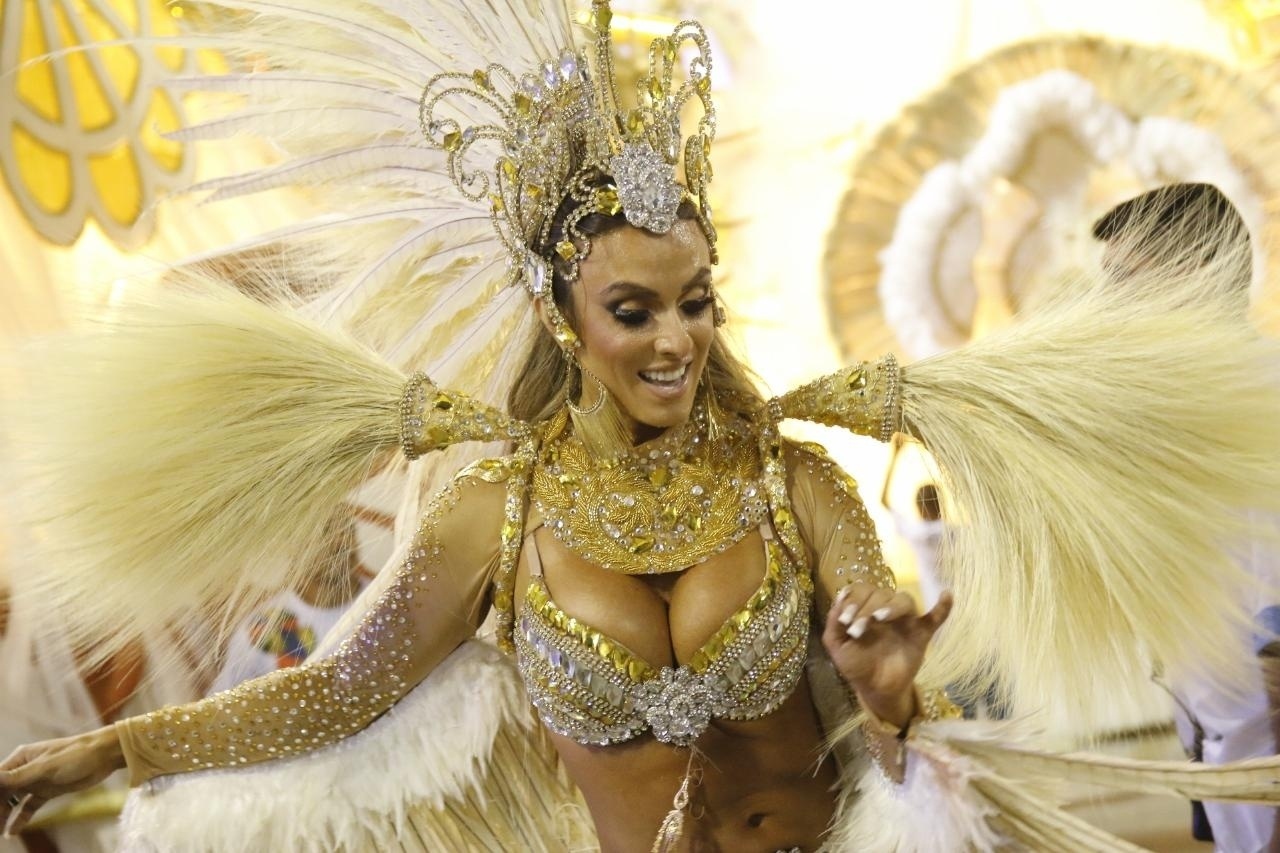 8.fev.2016 - Nicole Bahls usa fantasia branca e dourada no desfile da Vila Isabel na Sapucaí. Samba-enredo traz o tema 