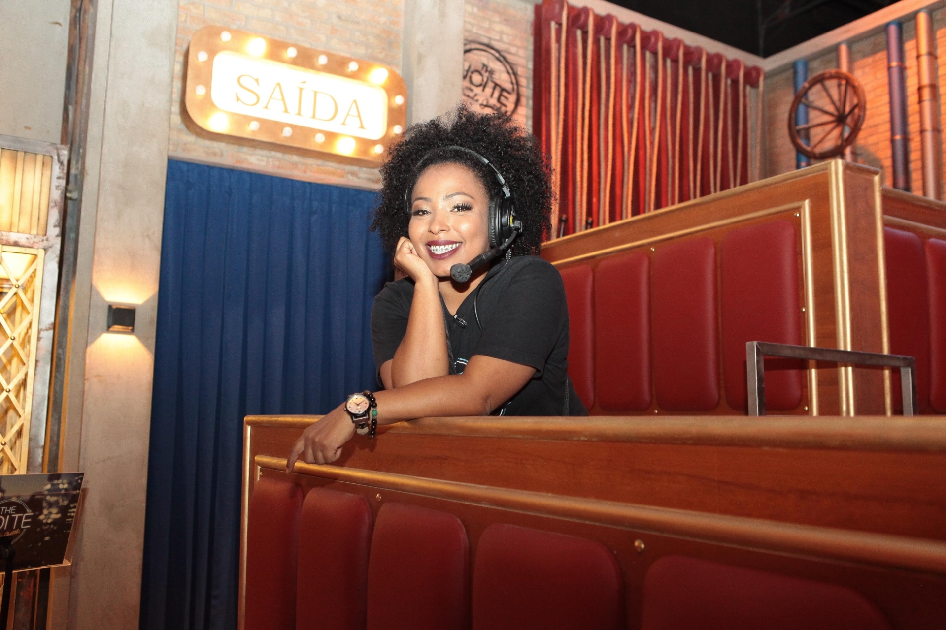7.mar.2016 - Juliana Oliveira, assistente de Danilo Gentili no "The Noite" - Leonardo Nones/SBT