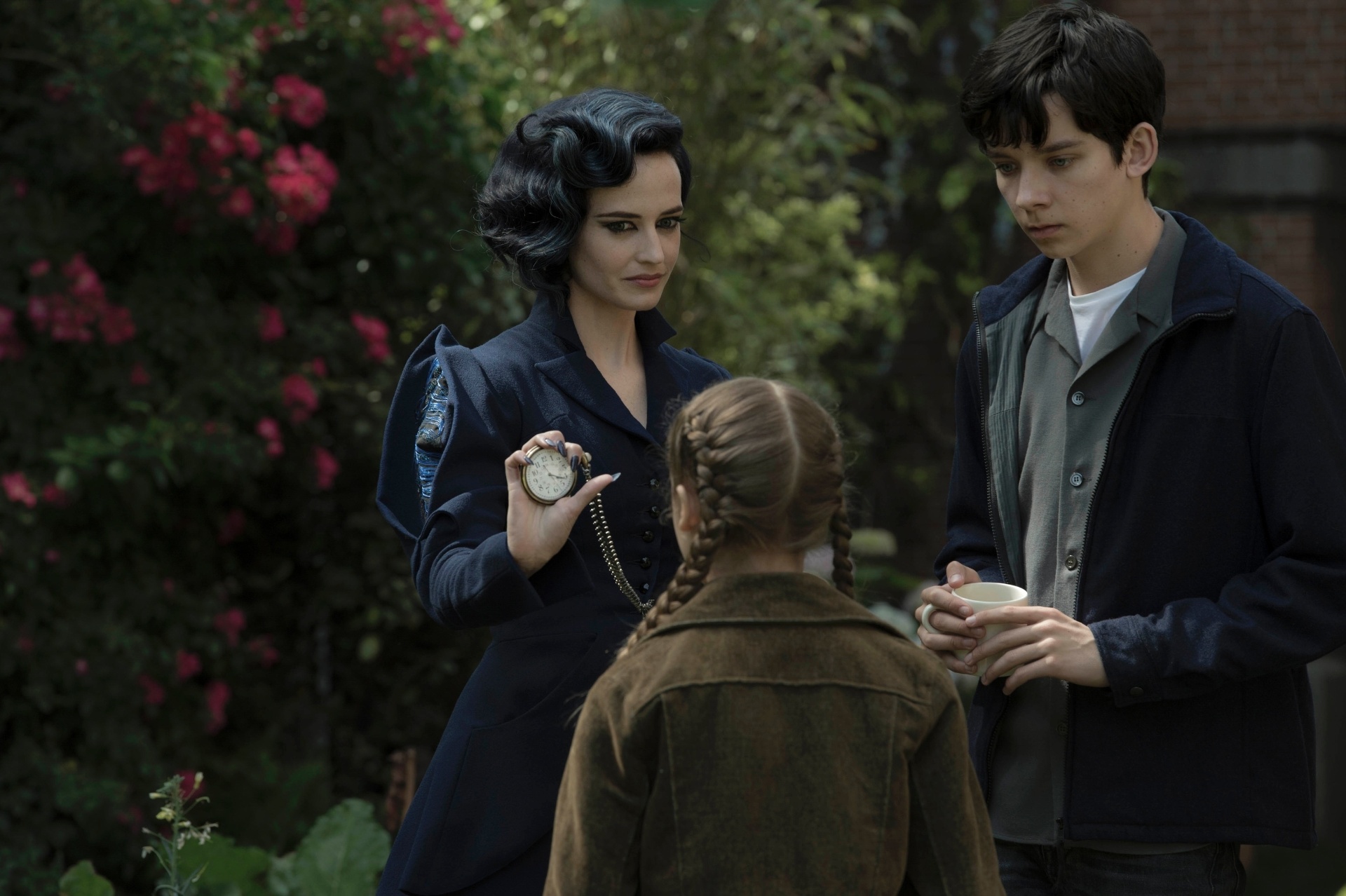 Srta. Peregrine (Eva Green) e Jake Portman (Asa Butterfield) em cena com Fiona (Georgia Pemberton) em "O Lar das Crianças Peculiares" - Divulgação