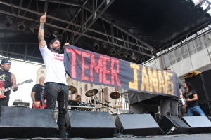 22.mai.2016 - Tico Santa Cruz com camisa e faixa "Temer jamais" durante show do Detonautas na Virada Cultural, em São Paulo, no Palco Rio Branco - Rômullo Dawid/Fotoarena/Estadão Conteúdo