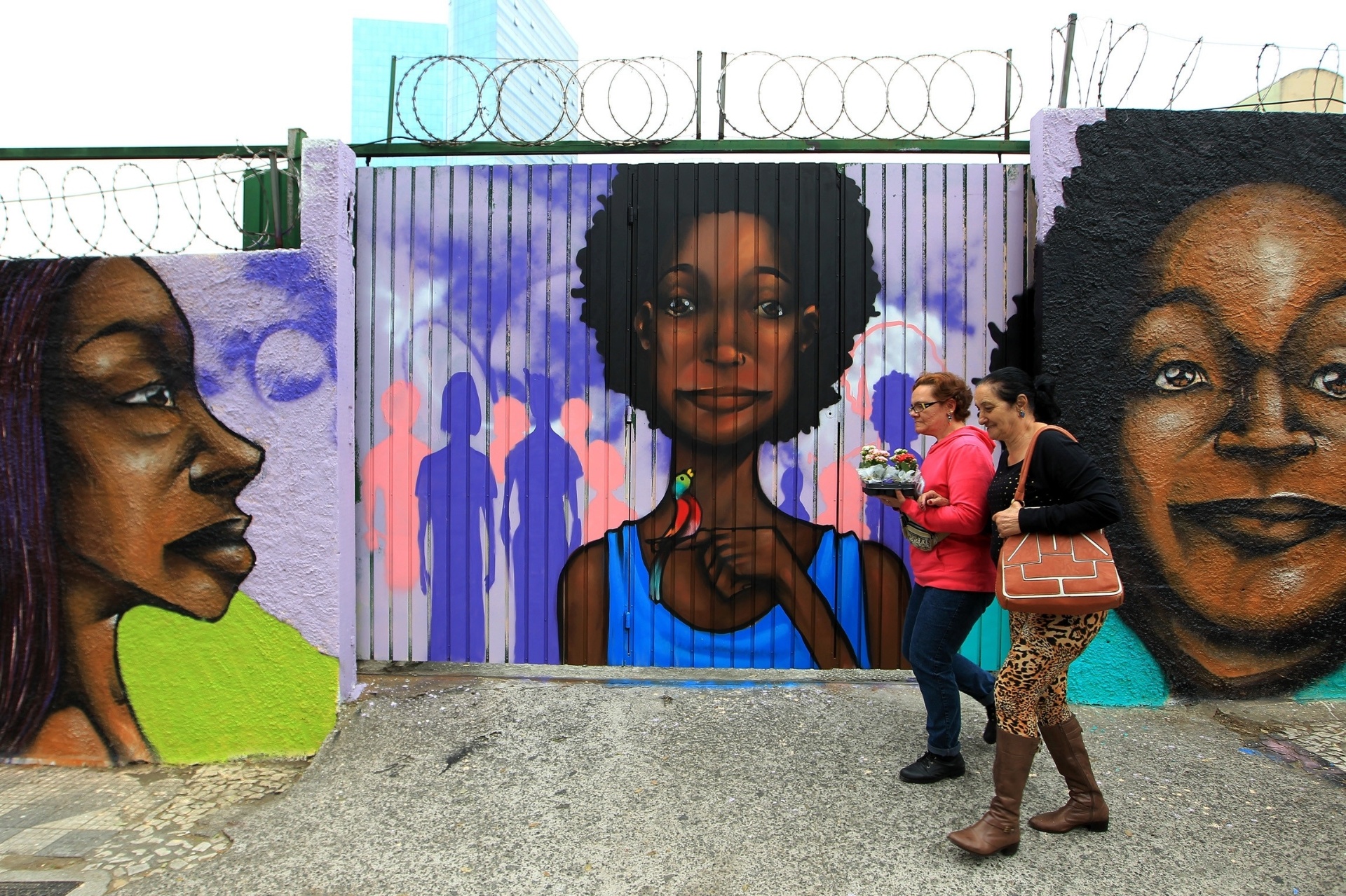 9.ago.2016 - Grafite em homenagem aos dez anos da Lei Maria da Penha é inaugurado no centro de São Paulo - Hélvio Romero/Estadão Conteúdo