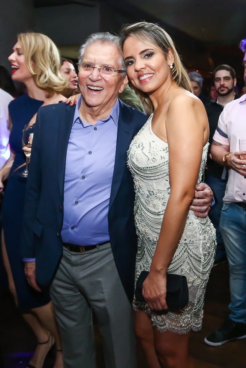 20.out.2016 - Carlos Alberto de Nóbrega apresenta pela primeira vez sua nova namorada, a médica Renata Domingues, de 39 anos - Manuela Scarpa/Brazil News