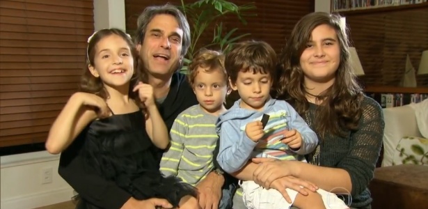 O cineasta José Henrique Fonseca com os filhos, Felipa, Pedro Henrique, José Joaquim e Maria, em depoimento ao quadro "Arquivo Confidencial", para Claudia Abreu, em 2014 - Reprodução/TV Globo - Reprodução/TV Globo