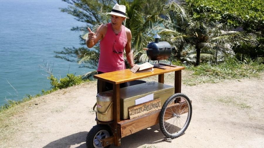 Mário Gomes e seu carrinho de hambúrguer na praia da Joatinga, no Rio (arquivo) - Marcelo de Jesus/UOL