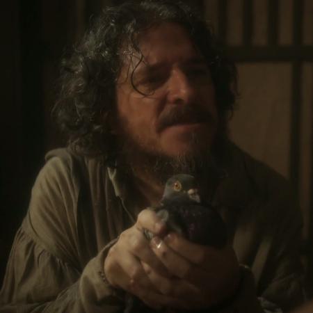 Licurgo segura pombo e diz para Germana fingir que é frango em "Novo Mundo" - Reprodução/TV Globo - Reprodução/TV Globo