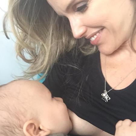 Mariana Ferrão amamentando o filho caçula, João - Reprodução/Instagram