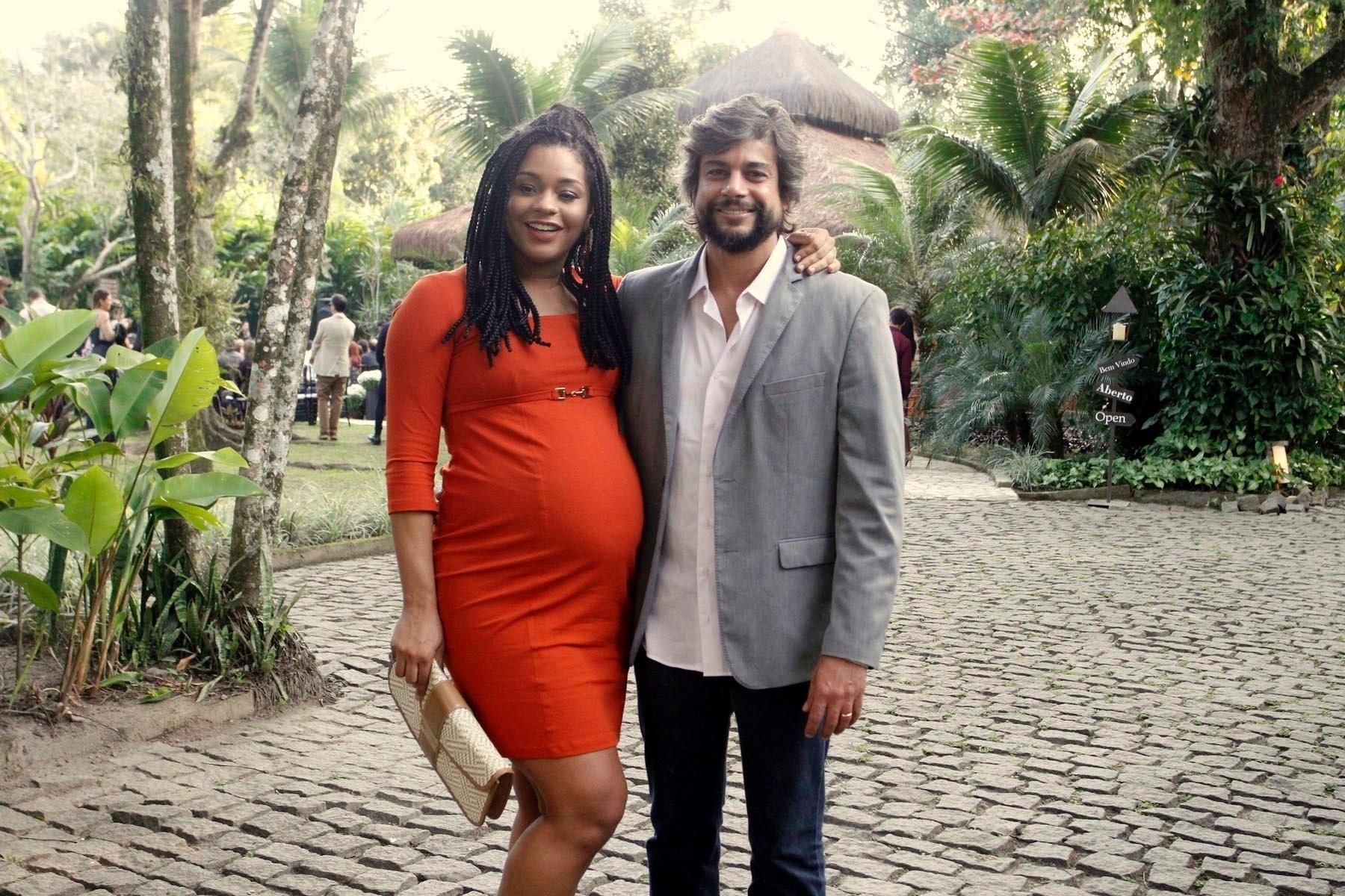 Na reta final da gravidez, Juliana Alves e o marido, o diretor Ernani Nunes, marcam presença no "chásamento" de Maíra Charken no Rio - Thyago Andrade/BrazilNews