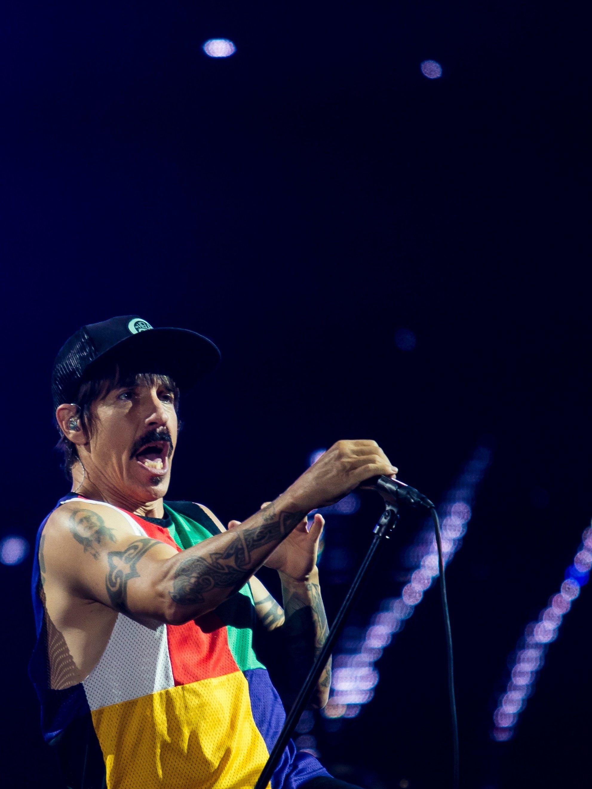 Bem entrosados, Red Hot fecha o Rock in Rio com mensagem contra