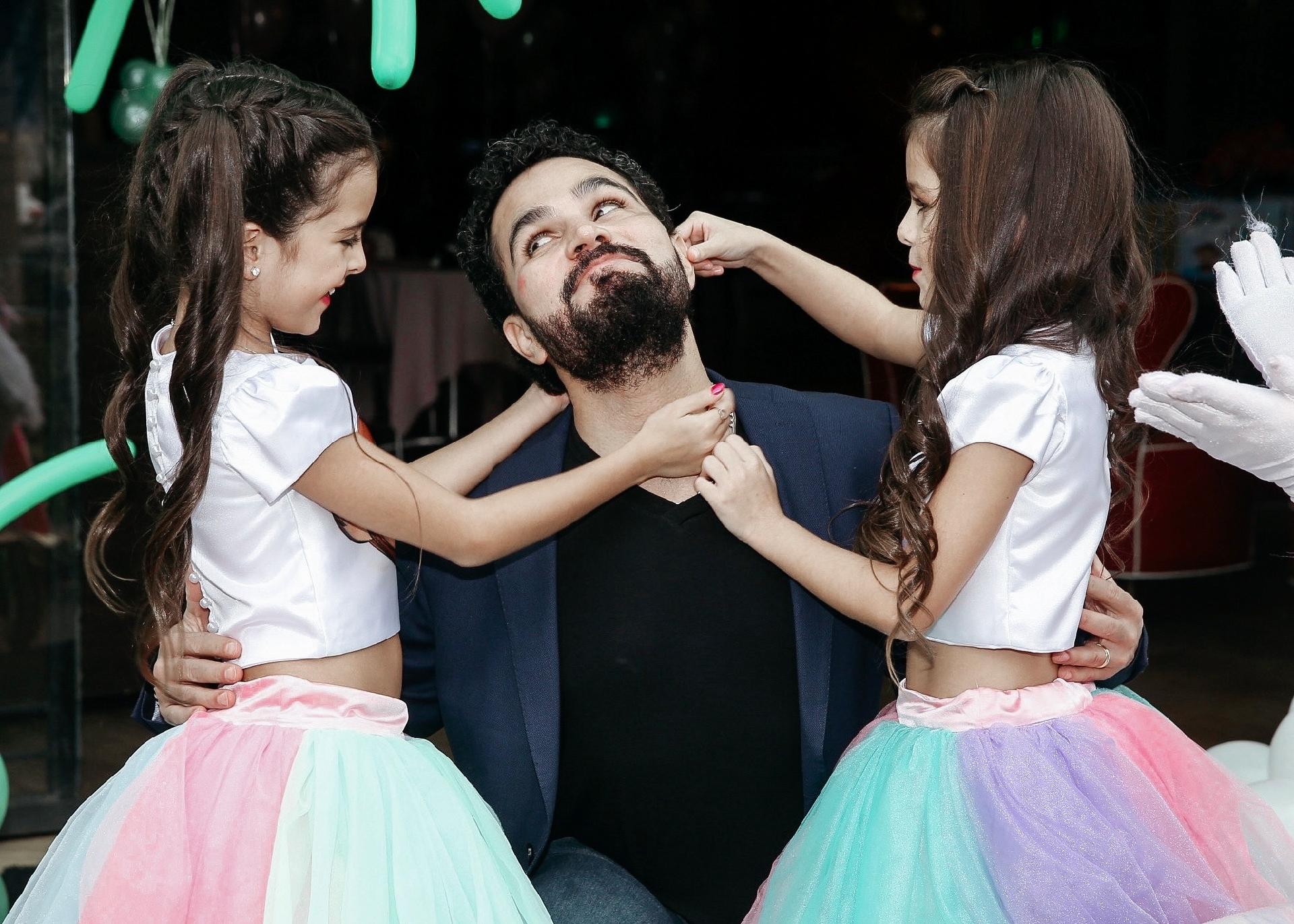 Luciano brincou com as filhas em frente as câmeras e seu divertiu no aniversários - Manuela Scarpa/Brazil News