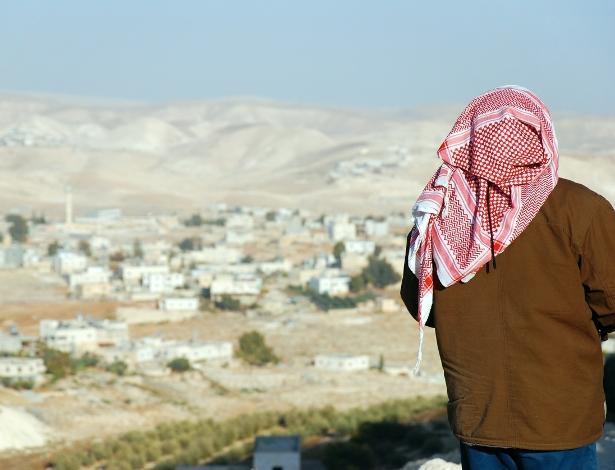 Homem palestino observa a paisagem da Cisjordânia, no Oriente Médio - Getty Images