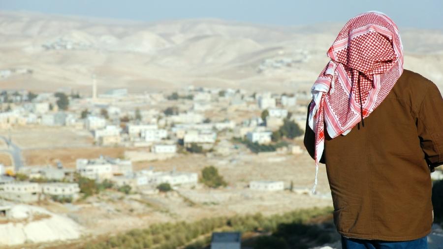 Homem palestino observa a paisagem da Cisjordânia, no Oriente Médio - Getty Images