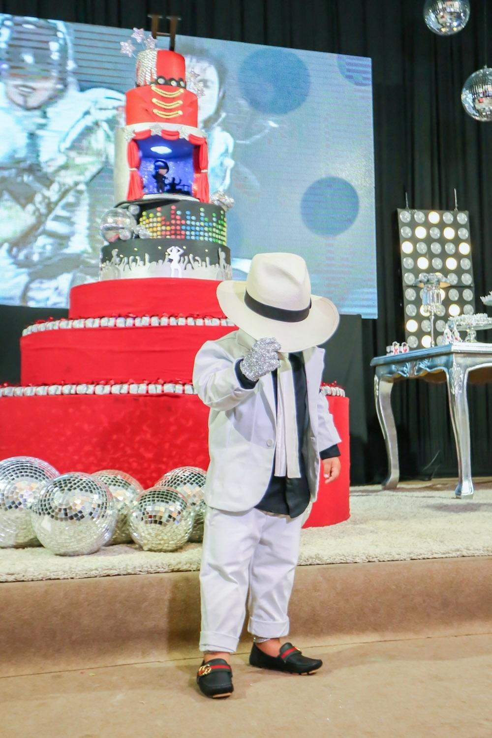 O aniversariante Henry imita pose de Michael Jackson - Guirlanda Lima/Brazil News