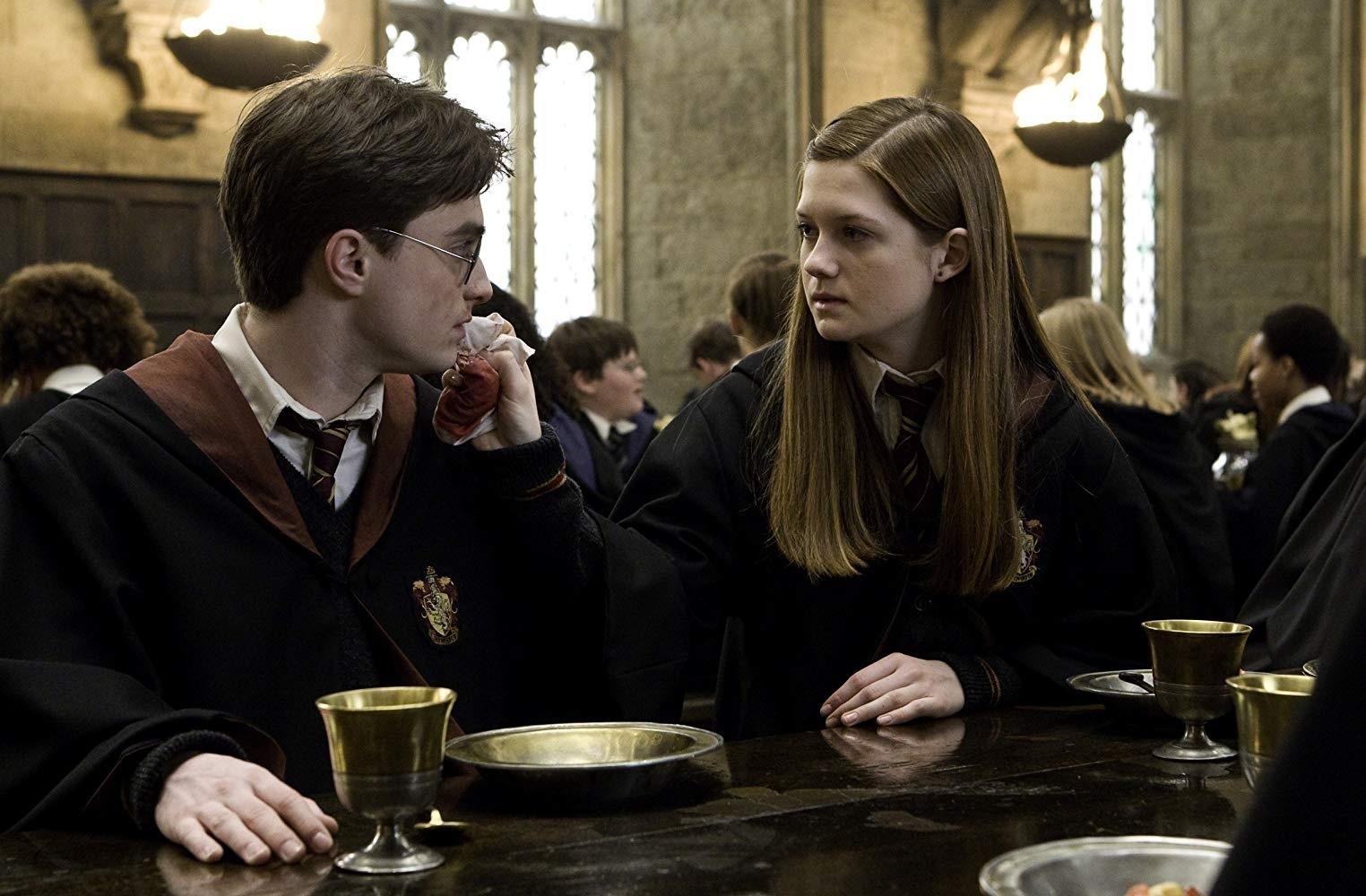 Daniel Radcliffe e Bonnie Wright em "Harry Potter e o Enigma do Príncipe" (2009) - Divulgação
