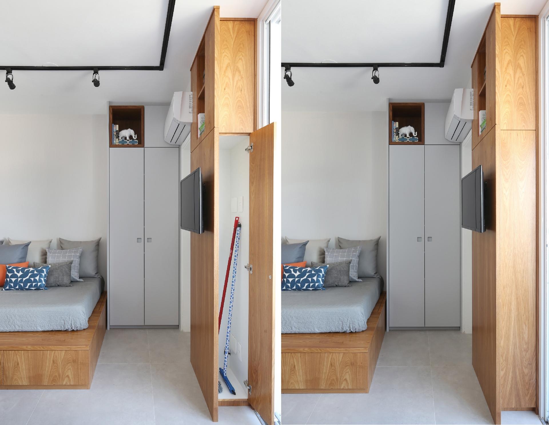 Em apartamentos pequenos é sempre complicado encontrar lugar para guardar itens essenciais, como vassoura, rodo e produtos de limpeza. A arquiteta Ana Cecília Toscano e a designer de interiores Flávia Lauzana, do escritório ACF, bolaram um painel que não esconde apenas esses produtos como serve de painel para a TV no quarto - Mariana Orsi | Divulgação