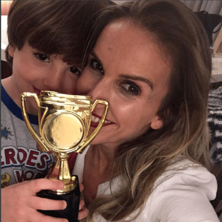 Mariana Ferrão ganha troféu do filho - Reprodução/Instagram