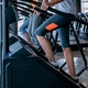 Mulher subindo escada na academia - andresr/Istock