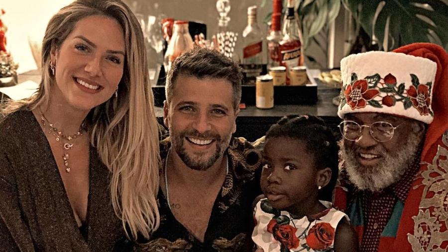 Giovanna Ewbank e Bruno Gagliasso posam com a filha Titi e um Papai Noel negro - Reprodução/Instagram