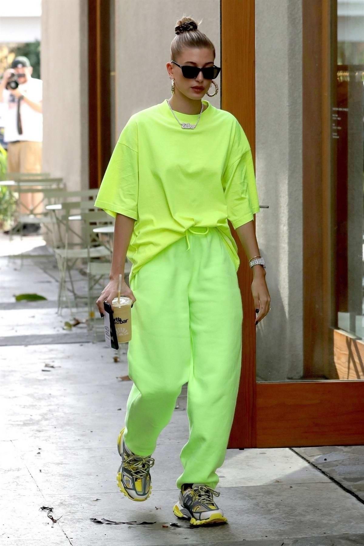 Neon verde é a nova cor favorita entre os looks das famosas; inspire-se - Getty Images
