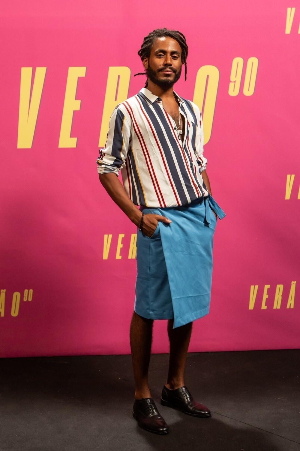 Ícaro Silva botou as pernas para jogo em uma saia azul que combinou com camisa estampada - Isabella Pinheiro/Globo