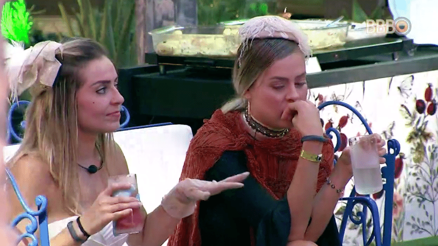 Indisposta, Isabella toma água durante "festa Moda" - Reprodução/GlobosatPlay