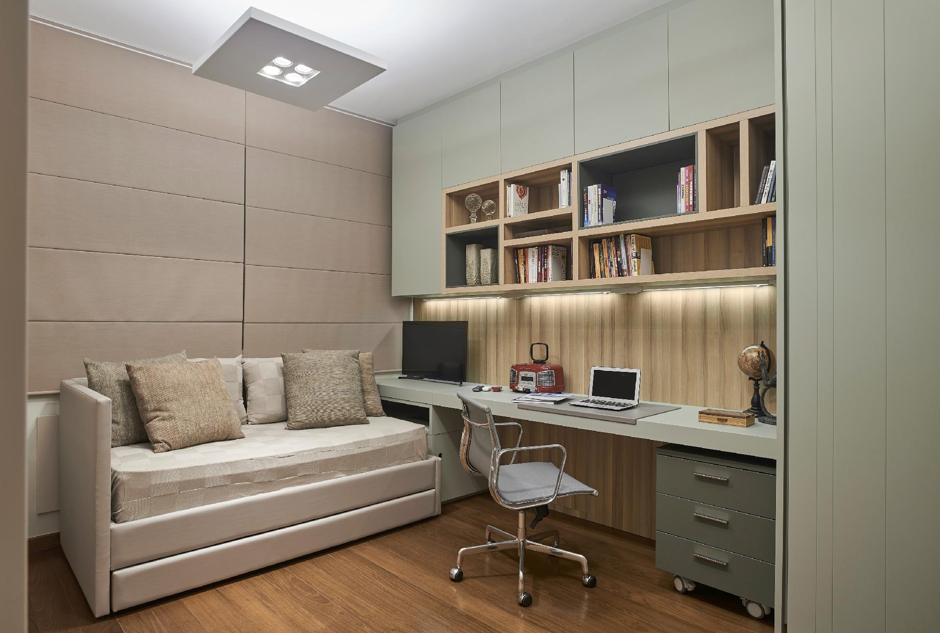 Com dupla função, o ambiente serve de quarto de hóspedes e também concentra o escritório do morador. Desenhados sob medida, os móveis (Ornare) organizam livros e materiais de consulta. Para a designer de interiores Andrea Lima, a iluminação nunca deve ser esquecida, por isso, além da luz central, ela trabalhou com leds nos armários. Essa opção não esquenta e consome pouca energia - Jomar Bragança | Divulgação