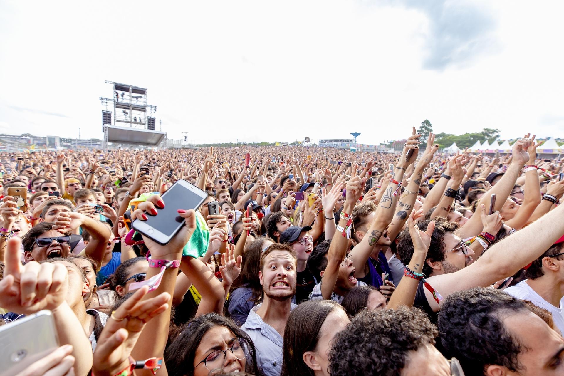 Jorja Smith e banda se apresentam com camisa do Brasil no Lollapalooza ...