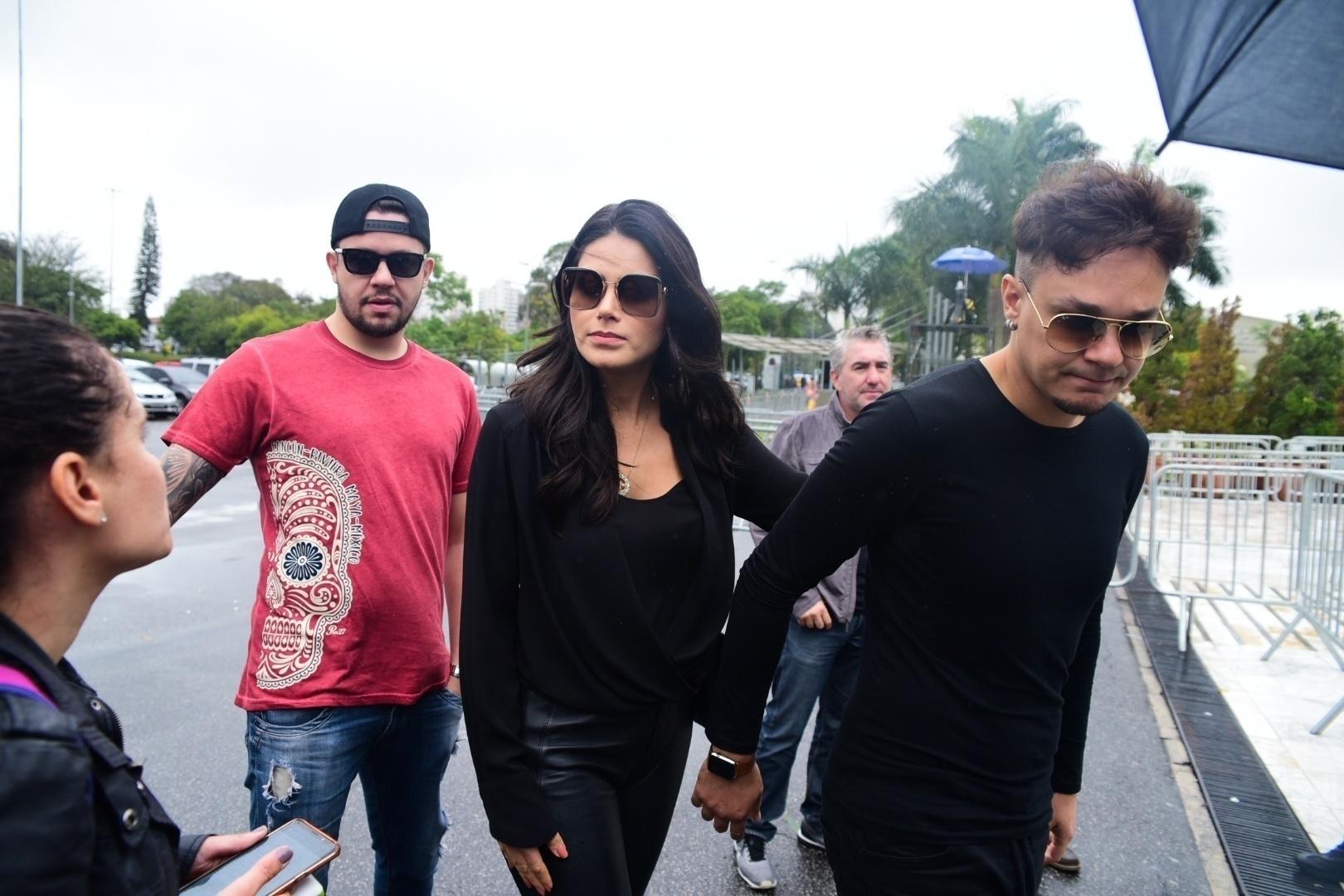 Bruno e Leandro (KLB) e Natália chegam a velório - Leo Franco / AgNews