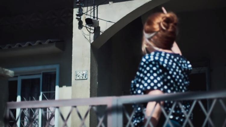 Yolanda, a Boi (Vera Holtz), instala câmera de segurança em sua casa na série Eu, a Vó e a Boi - Reprodução/TV Globo - Reprodução/TV Globo