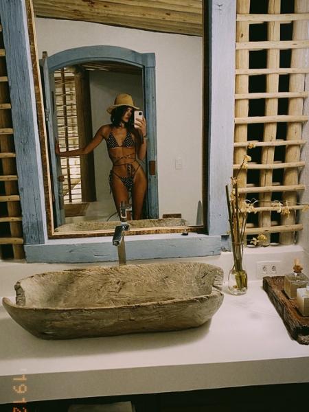 Bruna Marquezine exibe biquíni com amarração na cintura durante viagem de férias - Reprodução/Instagram